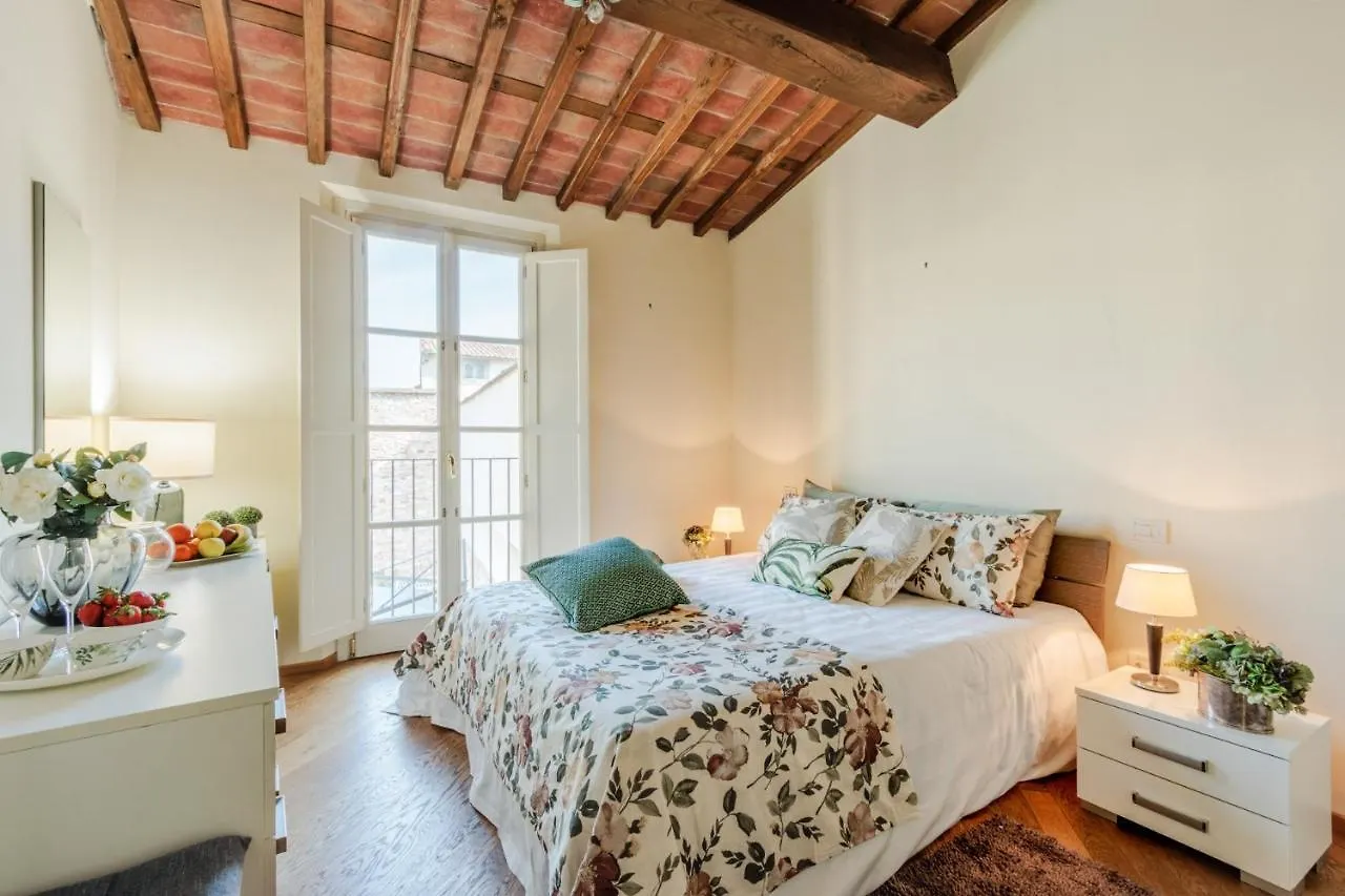 Helene Smart Flat With Elevator Inside Lucca Daire