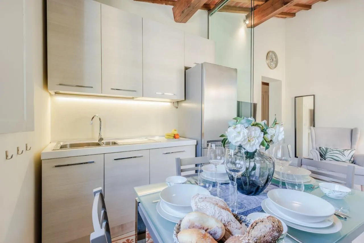 Helene Smart Flat With Elevator Inside Lucca Daire